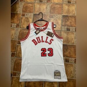 Mitchell & Ness Chicago Bulls White/Red 1984/85 Jordan Jersey Size L